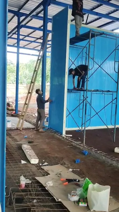 Pemasangan Dinding Panel Insulasi pada Rangka Baja